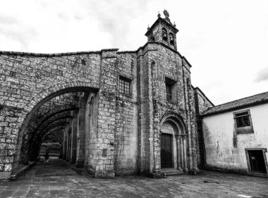 Santiago de Compostela 'daki Santa Maria de Sar antik üniversite kilisesi. Devasa payandaları var. Daha sonra statik sorunlardan dolayı İspanya' da inşa edilmiş.