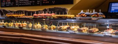 Bir sürü lezzeti olan tipik İspanyol İspanyol mezeleri barı.