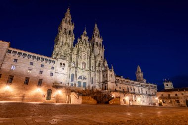 Ünlü Obradoiro Meydanı ve Barok Portalı gece vakti ünlü Santiago de Compostela Katedrali, İspanya 'da Galiçya