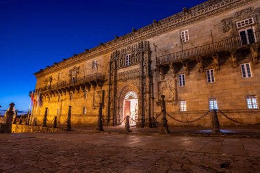 Ünlü Hostal dos Reis Catolicos, Katolik kralların yurdu Santiago de Compostela 'daki Obradoiro meydanı, İspanya' daki Galiçya