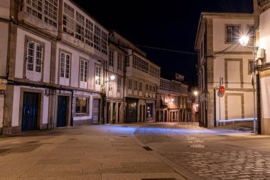 Picturesque Rua de San Pedro sokağı İspanya 'daki tipik İspanyol yerleşim evleri Santiago de Compostela ile dolu.