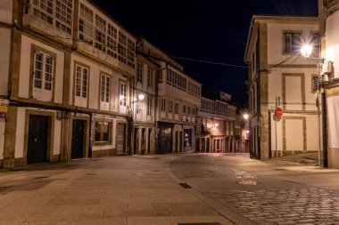 Picturesque Rua de San Pedro sokağı İspanya 'daki tipik İspanyol yerleşim evleri Santiago de Compostela ile dolu.