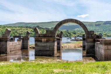 Güney Galiçya 'daki antik Roma kalesi Aquis Querquennis' in ana girişi sular altında kaldı.