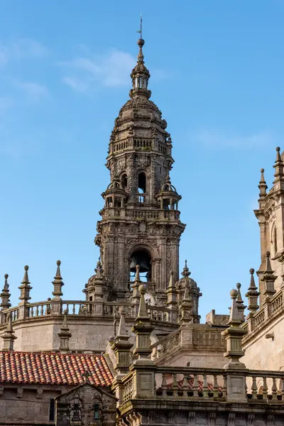 İspanya 'nın Galiçya bölgesindeki Santiago de Compostela' daki ünlü katedralin zengin dekore edilmiş klasik çan kulesi