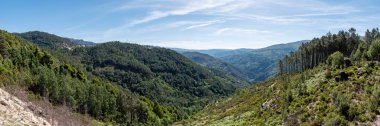 Portekiz 'in Ermida köyü yakınlarındaki Peneda-Geres Ulusal Parkı' nın panoramik manzarası