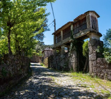 Portekiz 'deki Peneda Geres Ulusal Parkı' ndaki küçük Raposeira kasabasındaki geleneksel eski bir ambar.