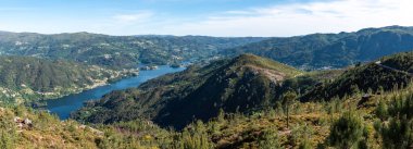 Portekiz 'deki Voltas de Sao Bento bakış açısıyla Peneda Geres Ulusal Parkı' ndaki Cavado Gölü 'nden manzara