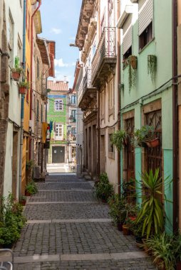 Portekiz 'in Braga şehrinde resim gibi dar bir cadde.