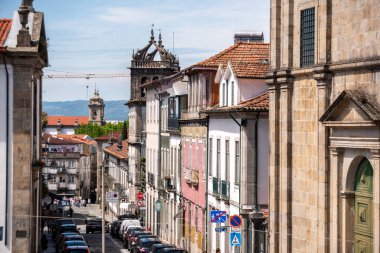 Portekiz 'in Braga şehrinde resim gibi dar bir cadde.