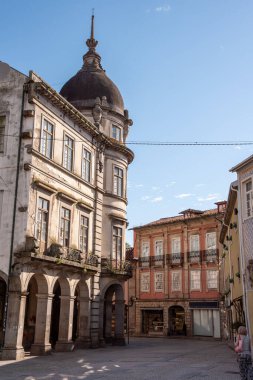 Portekiz, Braga 'daki Rua do Castelo' da yuvarlak kuleli klasik cephe