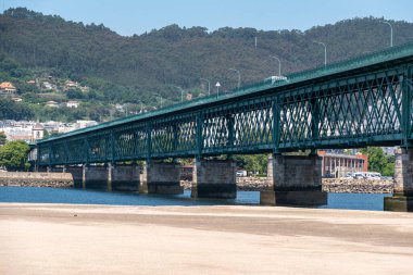 Portekiz, Viana do Castelo 'daki Lima Nehri' nin üzerinden geçen tarihi demir Eiffel köprüsü.