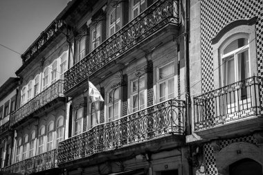 Portekiz, Viana do Castelo 'da seramik fayanslar ve balkonlarla geleneksel ev cephesi