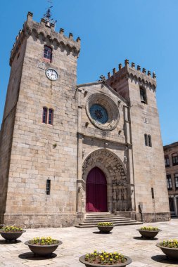 Portekiz, Viana do Castelo katedralinin Gotik portalı.