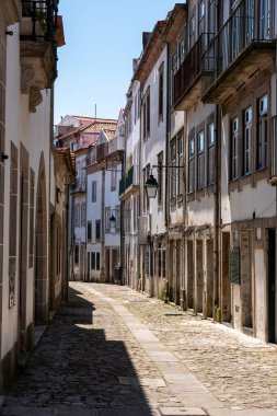 Portekiz 'in Viana do Castelo kasabasında küçük evleri olan Rua dos Fornos sokağı.