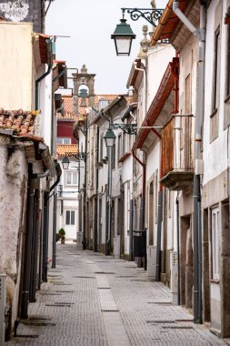Portekiz 'in Viana do Castelo kasabasında küçük evleri olan resim gibi dar bir sokak.