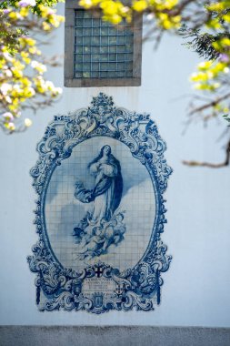 Portekiz, Guimaraes 'de Nossa Senhora do Carmo kilisesinin cephesindeki Azulejo fayansları.
