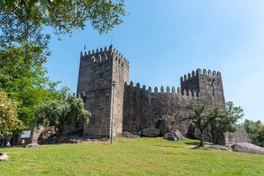 Portekiz 'in tarihi ortaçağ Guimaraes kalesi.