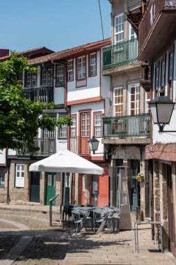 Portekiz 'in Guimaraes kentindeki Sao Tiago Meydanı' nda geleneksel ahşap ev cephesi