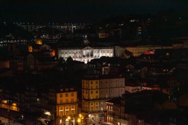 Portekiz 'in merkezinde Bolsa Sarayı' nın bulunduğu Porto Şehir Merkezi gece aydınlandı