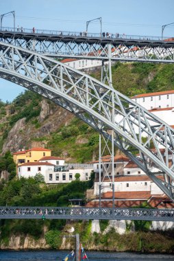 Portekiz 'in Porto şehrindeki Ponte Luis I ikonik kemerli demir köprüsünün mimari ayrıntıları.