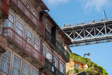 İkonik demir köprünün mimari ayrıntıları Ponte Luis I ve Portekiz 'in Porto şehir merkezindeki tipik yerleşim evleri.