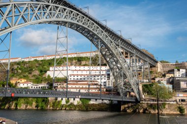 Portekiz 'in Porto şehrindeki Ponte Luis I ikonik kemerli demir köprüsünün mimari ayrıntıları.