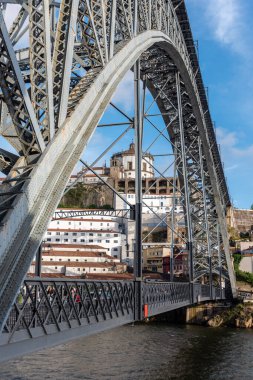 Portekiz 'in Porto şehrindeki Ponte Luis I ikonik kemerli demir köprüsünün mimari ayrıntıları.