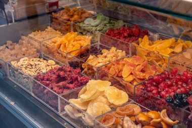 Portekiz, Porto 'daki Bolhao pazarında lezzetli kurutulmuş meyveler.