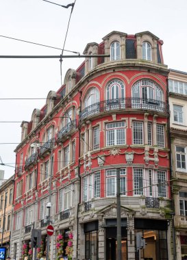 Porto, Portekiz 'in merkezinde klasik bir cephe ile göz alıcı kırmızı ev.