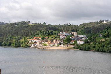 Portekiz 'deki Douro Nehri' nin aşağısındaki küçük Arnelas köyü.