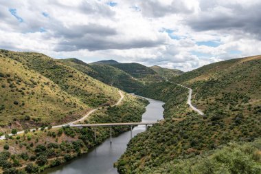 Portekiz 'deki taş devri petroglifleriyle bilinen ünlü Coa Vadisi' nin panoramik manzarası.
