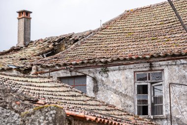 Tracoso, Portekiz 'in merkezinde yıpranmış bir evin çatısı.