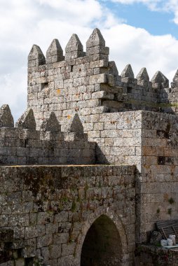 Portekiz, Tracoso kalesinde siperli ortaçağ duvarları