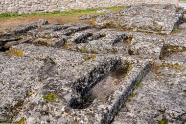 Trancoso 'daki Visigoth kültürünün antik mezarları, Portekiz' deki çıplak manzara kayaları üzerine oyulmuş.