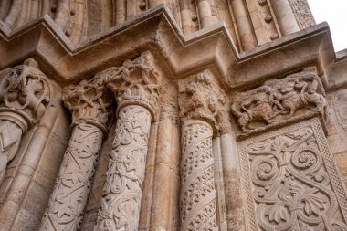 Portekiz 'in Coimbra katedralinin geçidinde mimari detaylar.