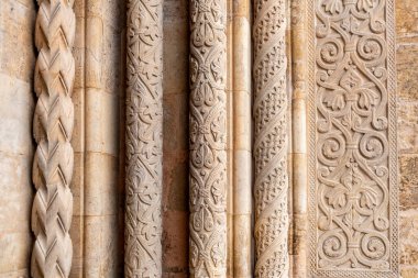 Portekiz 'in Coimbra katedralinin geçidinde mimari detaylar.