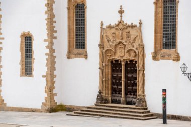 Portekiz, Coimbra 'daki Sao Miguel kilisesine dekoratif kapı.