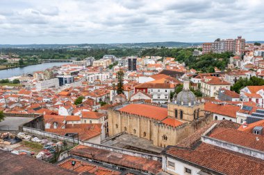 Coimbra şehir merkezinin manzarası ve eski katedral, Portekiz