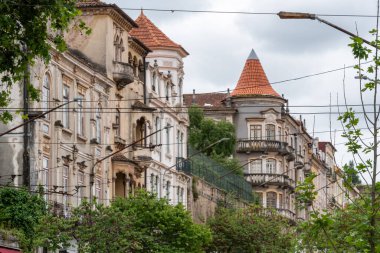 Portekiz 'in Coimbra şehrindeki Rua Alexandre Herculano' daki eski klasik konut evleri.
