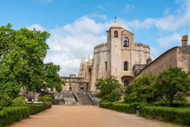 Portekiz 'in Tapınak Tarikatı' nın eski ana manastırı Tomar 'daki ikonik güçlendirilmiş Convento de Cristo cephesi.