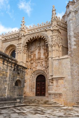 Portekiz 'in Tapınak Tarikatı' nın eski ana manastırı Tomar 'daki ikonik güçlendirilmiş Convento de Cristo' nun Manueline tarzı portalı.