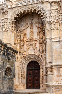 Portekiz 'in Tapınak Tarikatı' nın eski ana manastırı Tomar 'daki ikonik güçlendirilmiş Convento de Cristo' nun Manueline tarzı portalı.