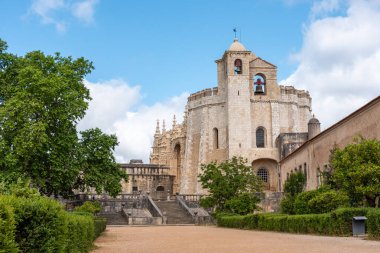 Portekiz 'in Tapınak Tarikatı' nın eski ana manastırı Tomar 'daki ikonik güçlendirilmiş Convento de Cristo cephesi.