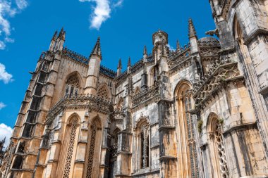 Batalha 'daki Santa Maria da Vitoria manastırı, Gotik bir manuelin başyapıtı, güney cephesi manzarası.