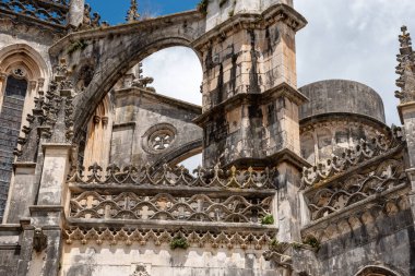 Orta Çağ Santa Maria da Vitoria Manastırı 'nın Batalha' daki ön cephesinin fotografik ayrıntıları, tamamlanmamış Portekiz şapeline bakan gotik bir başyapıt.