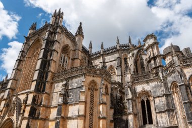 Batalha 'daki Santa Maria da Vitoria manastırı, Gotik bir manuelin başyapıtı, güney cephesi manzarası.