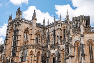 Batalha 'daki Santa Maria da Vitoria manastırı, Gotik bir manuelin başyapıtı, güney cephesi manzarası.
