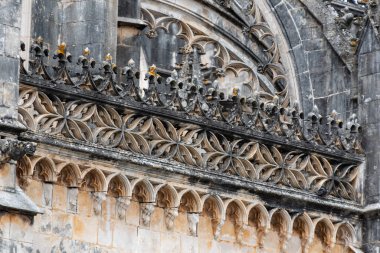 Orta Çağ Santa Maria da Vitoria Manastırı 'nın Batalha' daki resmi cephesi, Gotik bir başyapıt, Portekiz 'in kurucu şapeli, Portekiz' in ön cephesi hakkında görüş