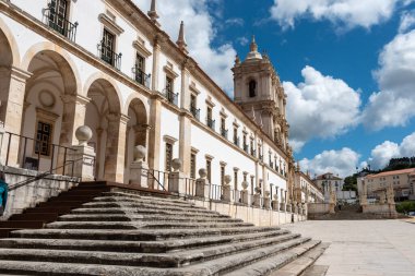 Portekiz 'deki Alcobaca manastırındaki Afonso VI manastırına giden merdiven.