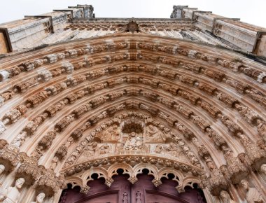 Batalha 'daki Santa Maria da Vitoria manastırı portalının mimari ayrıntıları, Portekiz gotik başyapıtı.